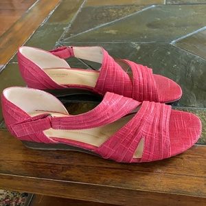 Naturalized peep toe size 9, Red